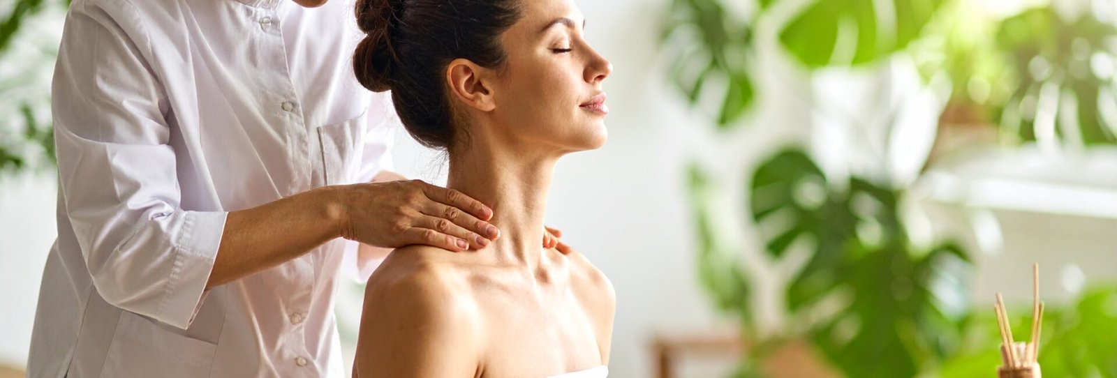 Kontorarbejder får thaimassage i nakke og skuldre mod museskader