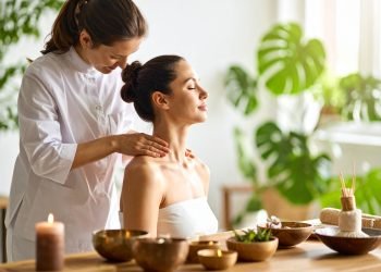 Kontorarbejder får thaimassage i nakke og skuldre mod museskader